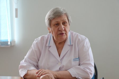 Принимавшую участие в рождении тройни в 1988 году акушерку нашли в Актау