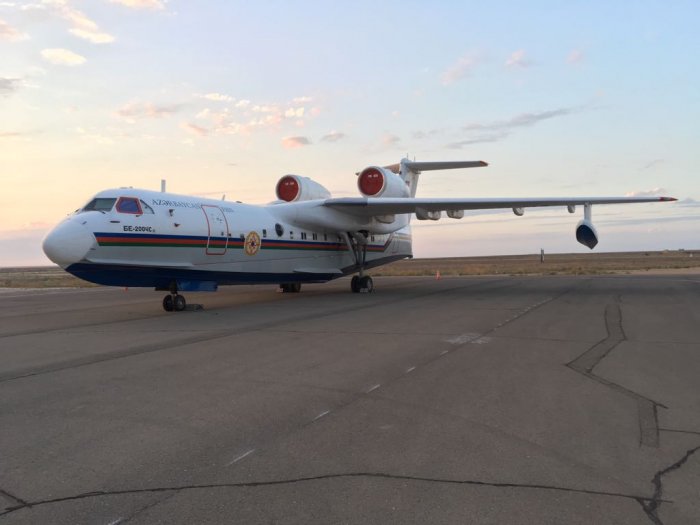 Жителей Актау насторожил необычный самолет на территории аэропорта