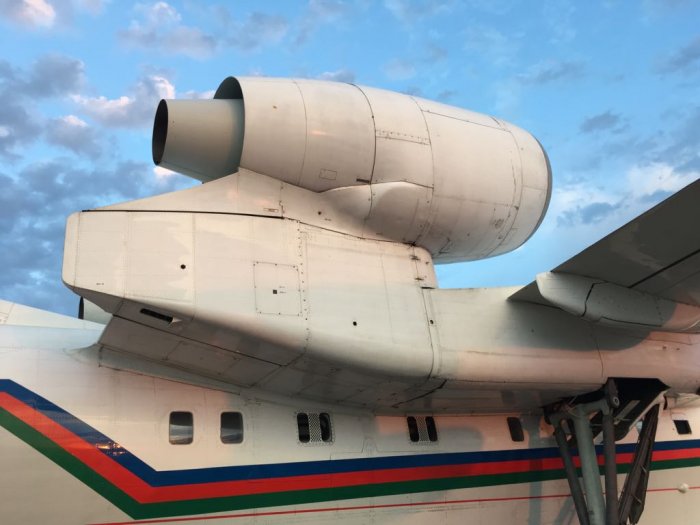 Жителей Актау насторожил необычный самолет на территории аэропорта