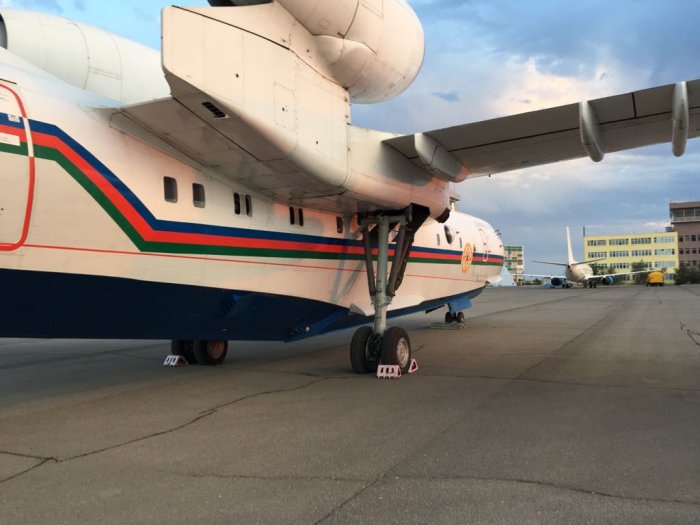 Жителей Актау насторожил необычный самолет на территории аэропорта