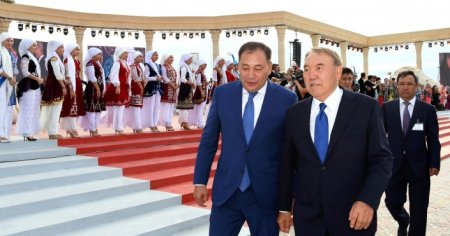 "Все это для вас" - Назарбаев прошелся по набережной в Актау