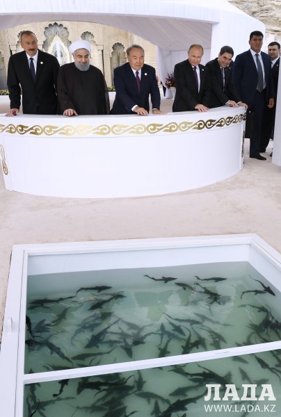 Назарбаев показал президентам «Скальную тропу» в Актау