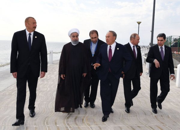 Назарбаев показал президентам «Скальную тропу» в Актау