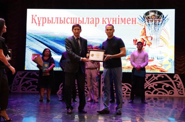 В Мангистау наградили отличившихся строителей