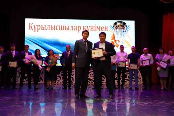 В Мангистау наградили отличившихся строителей