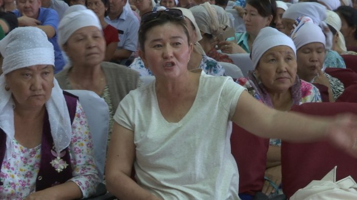 Родители школьников поселка Кызыл-Тобе-2 возмущены переводом детей в школу соседнего поселка