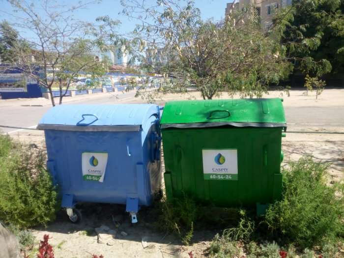 В Актау установили разноцветные контейнеры для мусора