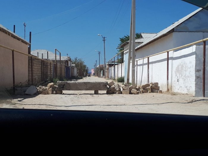 Водители Актау пожаловались на перекрытые дороги в дачном поселке «Синтез»