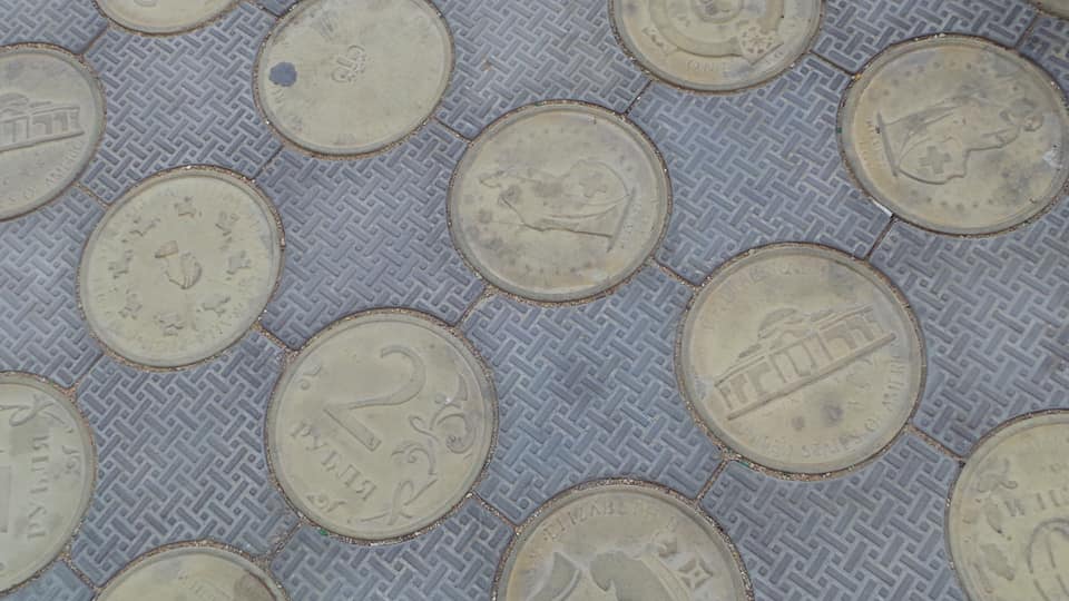 Денежная тротуарная плитка в Актау