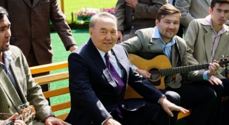 Назарбаев спел "Песню о тревожной молодости" 