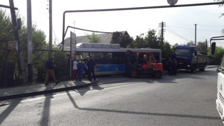 Автобус снес забор и врезался в газовую трубу в Алматы 