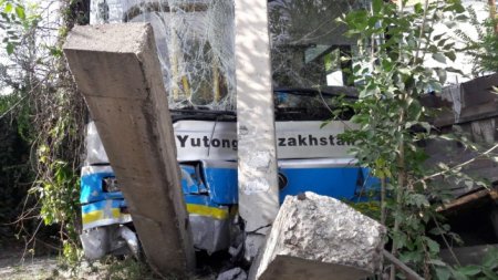 Автобус снес забор и врезался в газовую трубу в Алматы 