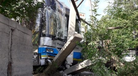 Автобус снес забор и врезался в газовую трубу в Алматы 
