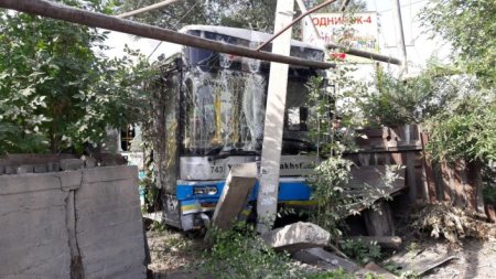 Автобус снес забор и врезался в газовую трубу в Алматы 