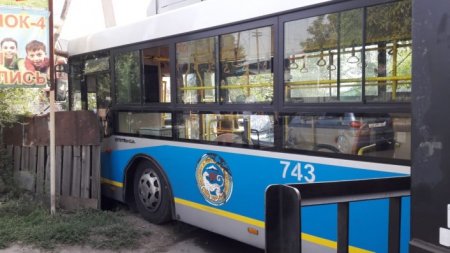 Автобус снес забор и врезался в газовую трубу в Алматы 