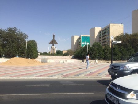 В Актау продолжается реконструкция аллеи Победы