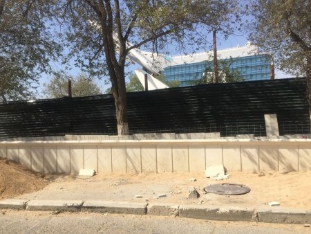 В Актау продолжается реконструкция аллеи Победы