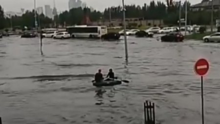 Суд отменил штраф парням, плававшим на лодке во время потопа в Астане