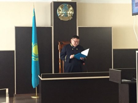 В Актау суд оправдал обвиняемого по трем статьям уголовного кодекса экс-полицейского