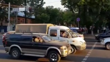 Как известный домбрист "разрулил" коллапс на перекрестке в Алматы