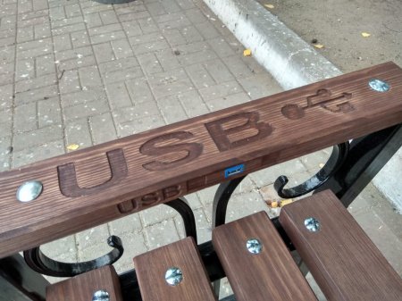 В 600 000 тенге обошлась спонсору одна умная скамейка в Костанае  