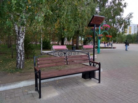 В 600 000 тенге обошлась спонсору одна умная скамейка в Костанае  