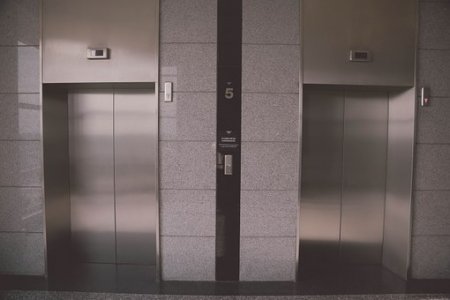 Мужчинам отсоветовали пропускать женщин первыми в лифт