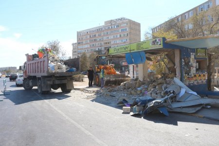 В 8 микрорайоне Актау по решению суда снесли киоск