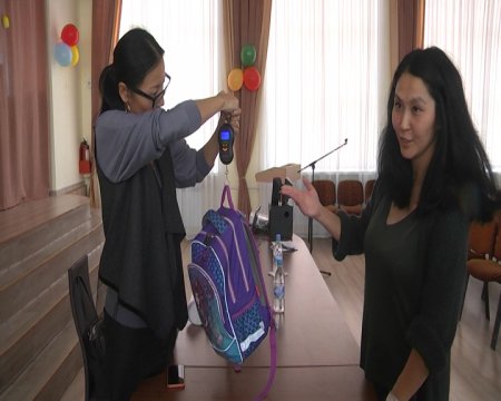 Тяжелая ноша: В Актау родители школьников взвесили ученические рюкзаки