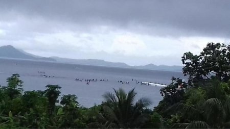 Репортаж из соцсетей: Пассажирский самолёт в Микронезии, cкатившийся в море при посадке на острове
