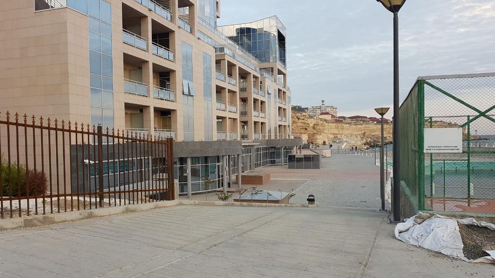 На скальной тропе устанавливают металлические ограждения