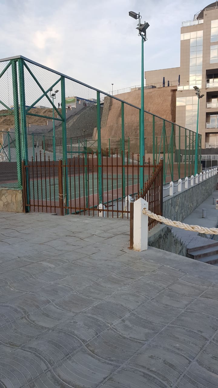 На скальной тропе устанавливают металлические ограждения