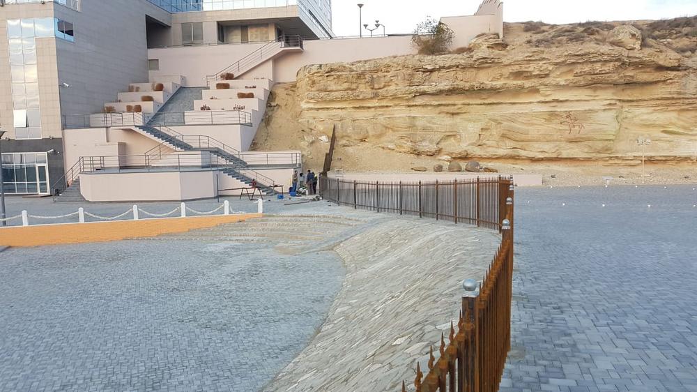 На скальной тропе устанавливают металлические ограждения