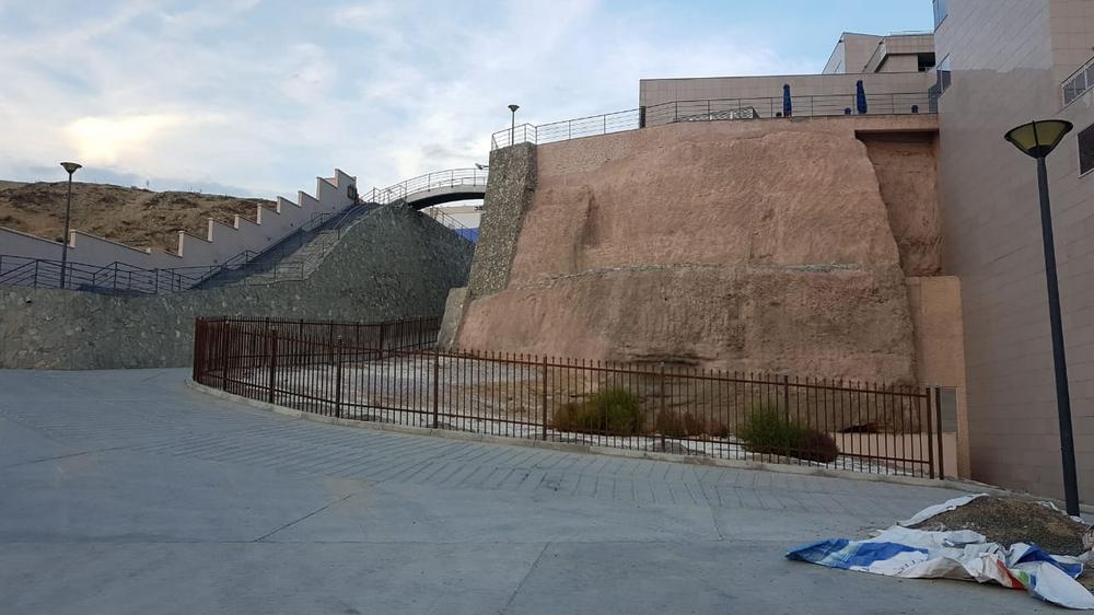 На скальной тропе устанавливают металлические ограждения