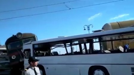 В Баку поезд протаранил полный автобус, погиб ребенок, много пострадавших