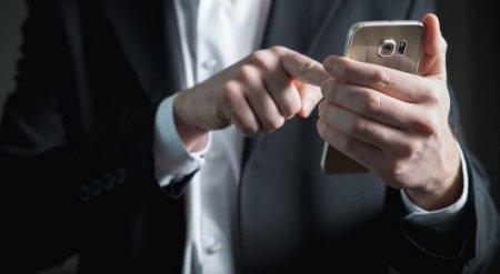 Госслужащим в Казахстане вернут смартфоны: как это будет происходить
