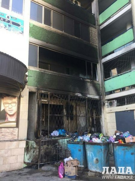 Три этажа многоэтажного дома пострадали в результате пожара в Актау