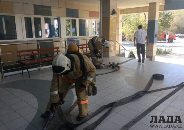 В Актау спасатели отработали учения по ликвидации пожара в медицинской клинике