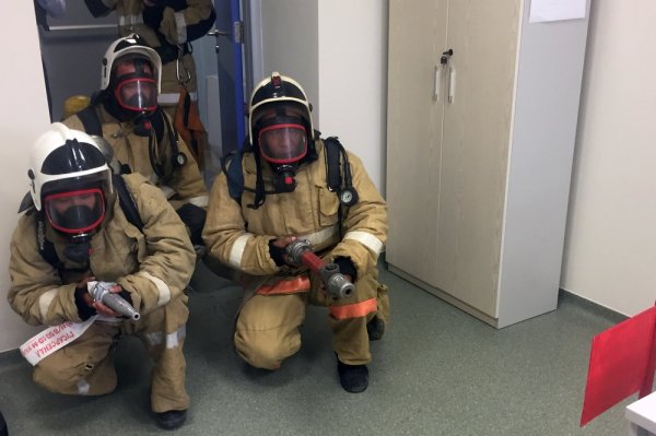 В Актау спасатели отработали учения по ликвидации пожара в медицинской клинике