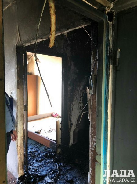 Пожарные вытащили мужчину из горящей квартиры в Актау