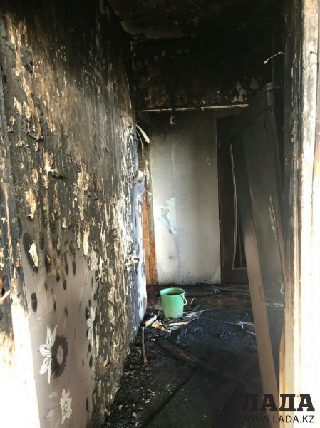 Пожарные вытащили мужчину из горящей квартиры в Актау