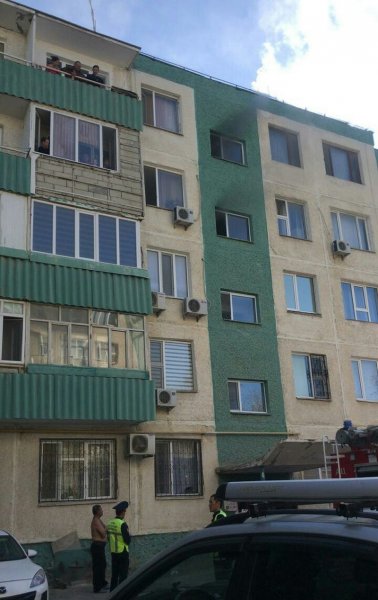 Пожарные вытащили мужчину из горящей квартиры в Актау