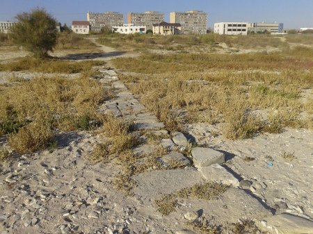 Свалка на пляже первого микрорайона.