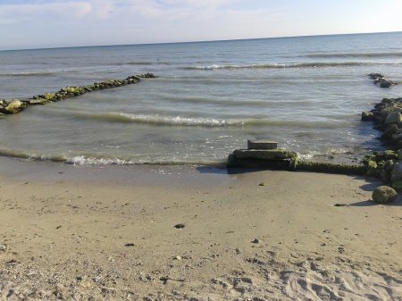 Свалка на пляже первого микрорайона.