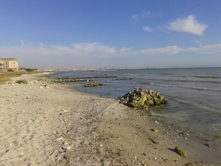 Свалка на пляже первого микрорайона.