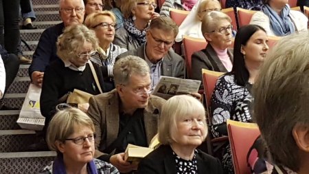 Президенту Финляндии пришлось сесть на ступеньки: в зале не было свободных мест
