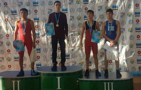 Актауские борцы завоевали девять золотых медалей на республиканском турнире