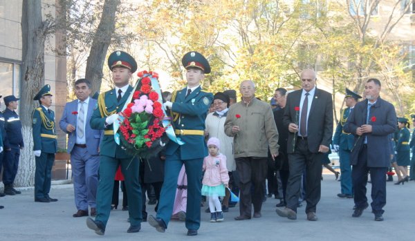 В День спасателя в Актау состоялось открытие монумента в честь пожарных