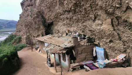 Кыргызстанец поселился в пещере