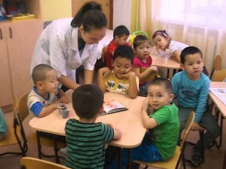 На сколько повысят зарплаты воспитателям и няням в детских садах Казахстана
